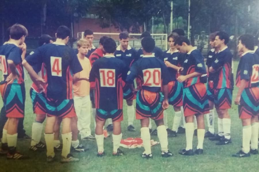 Dirigindo o time da USP (de amarelo) com Maurício Barbieri como auxiliar, em 2002 - Arquivo pessoal