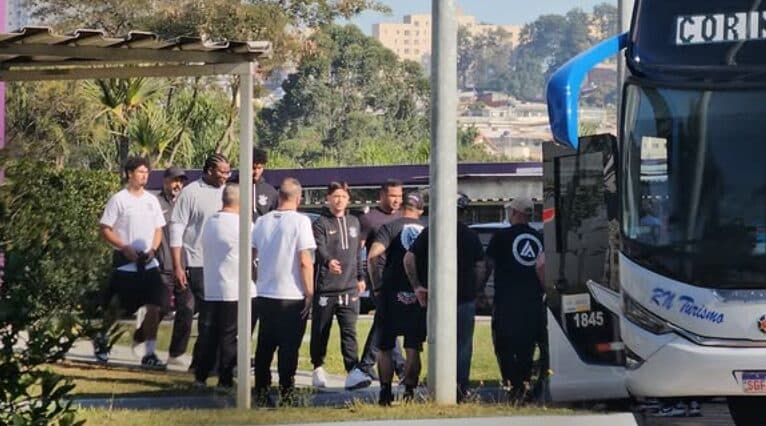 Torcida do Corinthians foi ao CT Joaquim Grava para cobrar elenco - Divulgação / Gaviões da Fiel