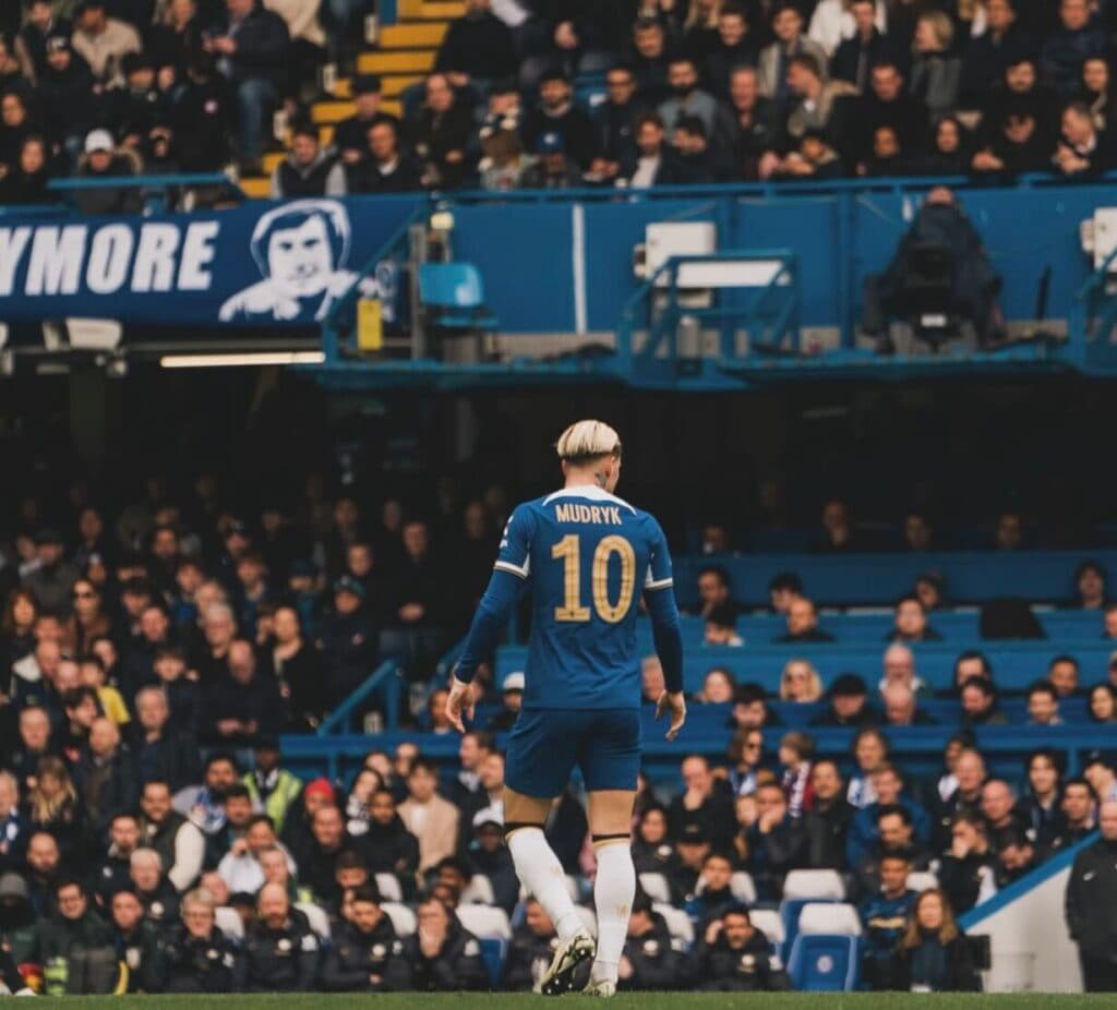 Mykhailo Mudryk atuando com a 10 em Stamford Bridge - Reprodução Mudryk