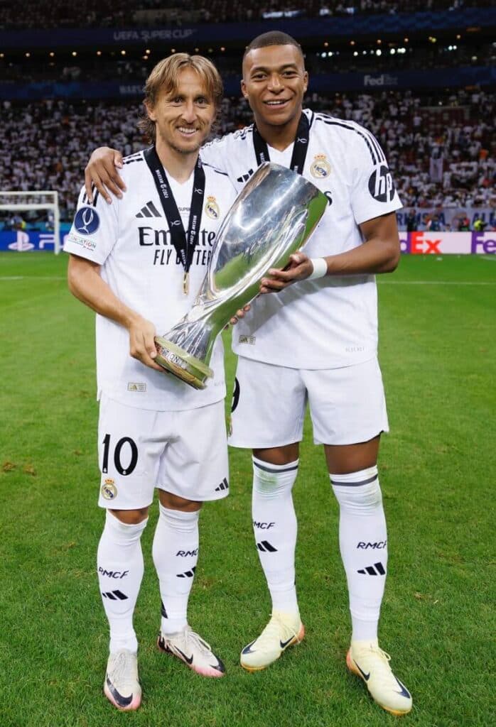 Modrić e Mbappé comemorando a taça da supercopa da Uefa - Reprodução Mbappé