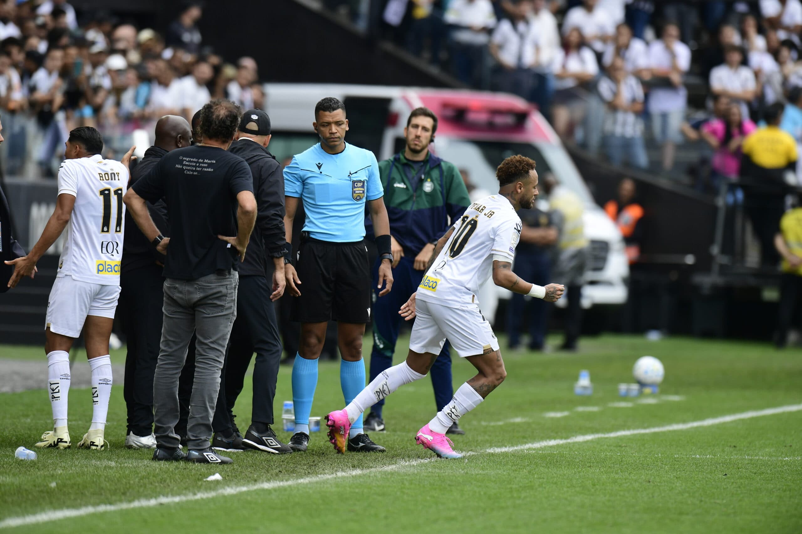 Neymar em ação contra o Coritiba, na Neo Química Arena