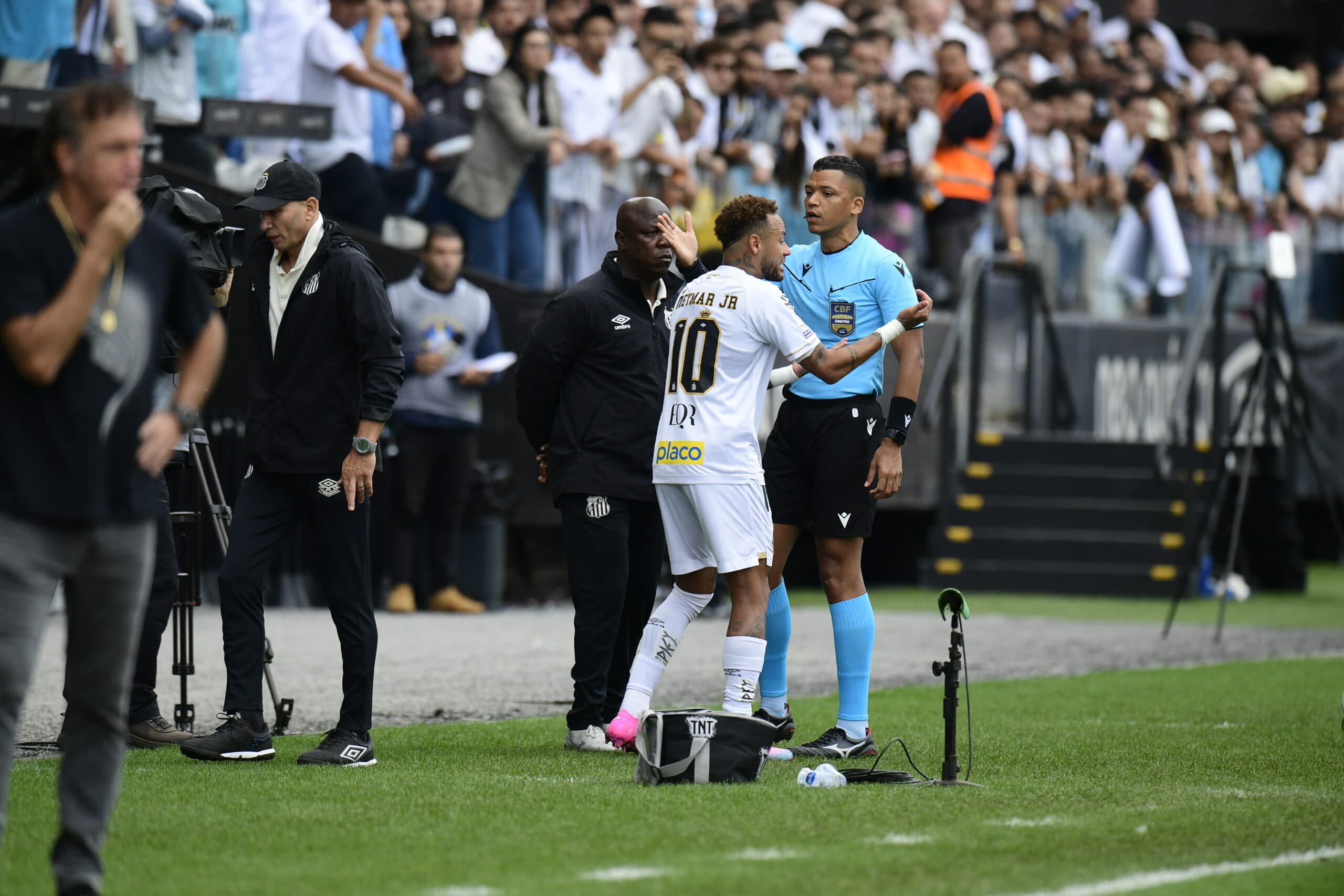 Neymar em ação contra o Coritiba, na Neo Química Arena