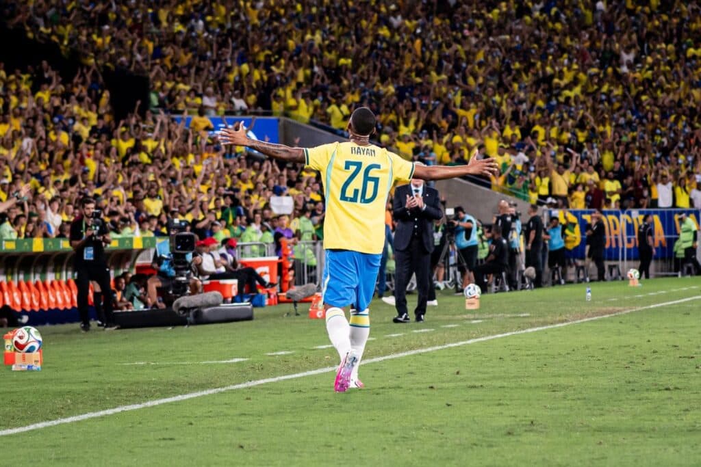Rayan comemora com a torcida, no Maracanã - Reprodução/X/rayanv77