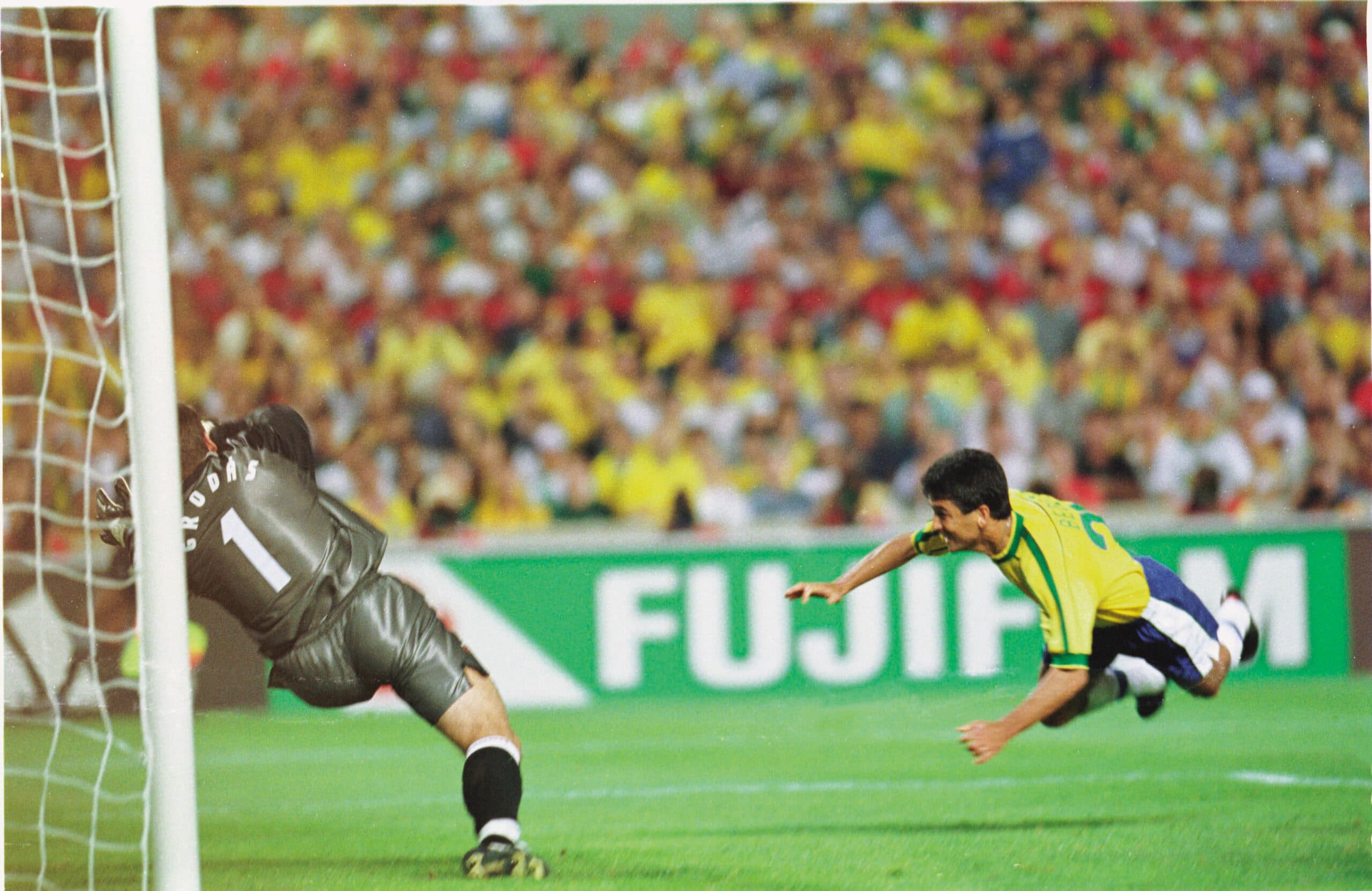 Bebeto, do Brasil, fazendo gol na Noruega - Pisco Del Gaiso/Placar