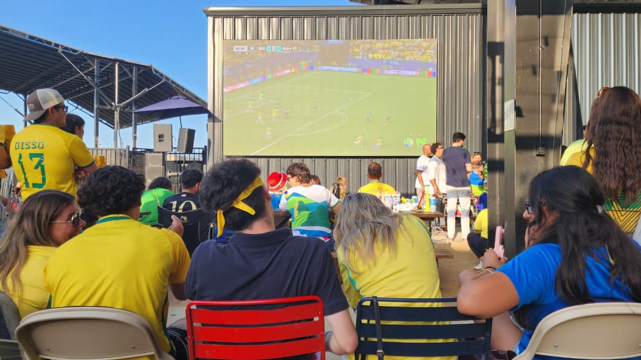 Torcida se dividiu entre música e partida no telão - Klaus Richmond/Placar