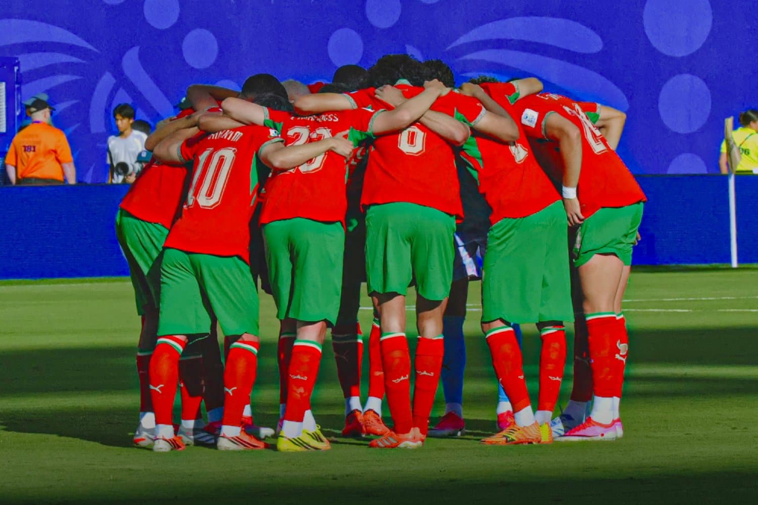 Seleção do Marrocos concentrada antes do início do jogo contra o Brasil