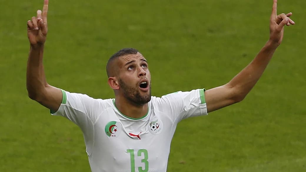 O jogador da Argélia, Islam Slimani, comemora gol marcado contra a Coreia do Sul em partida no estádio Beira Rio, em Porto Alegre