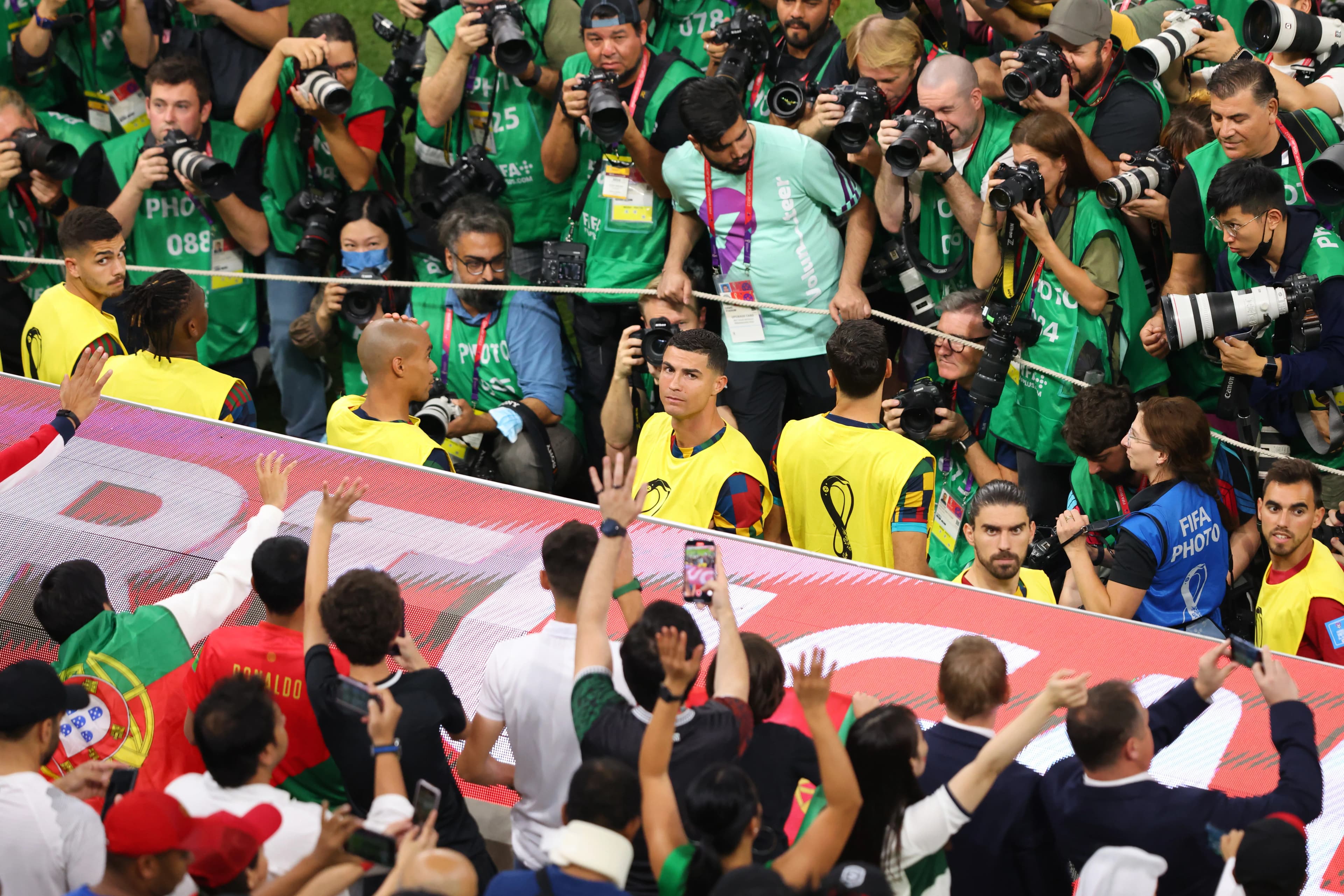Cristiano Ronaldo, no banco, roubou a cena mesmo diante da execução do hino português -
