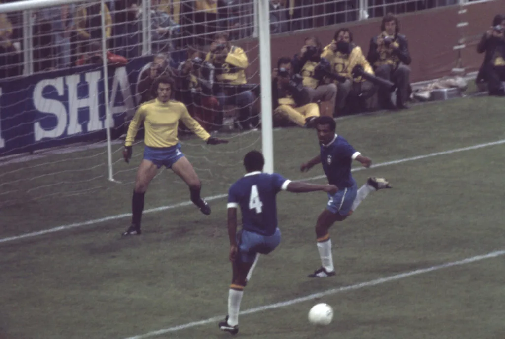 Emerson e Luis Pereira, do Brasil durante jogo entre Brasil 0 x 2 Holanda, partida válida pela Copa do Mundo de 1974, no Estádio Westfalenstadion (Lemyr Martins/PLACAR)