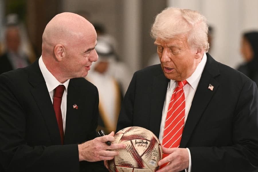 Infantino e Trump com bola da Copa 2022 - BRENDAN SMIALOWSKI / AFP