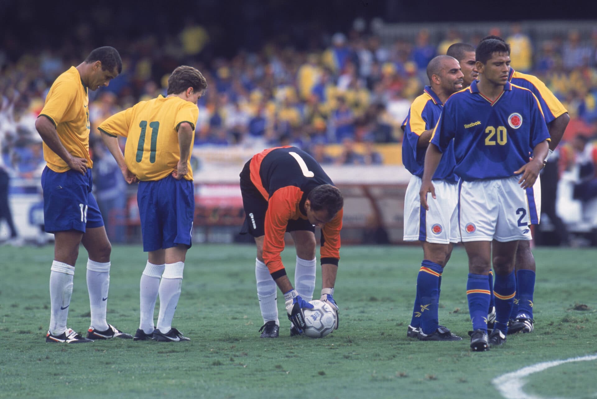 Rogério Ceni em preparação para cobrar falta contra os colombianos - Renato Pizzutto/Placar