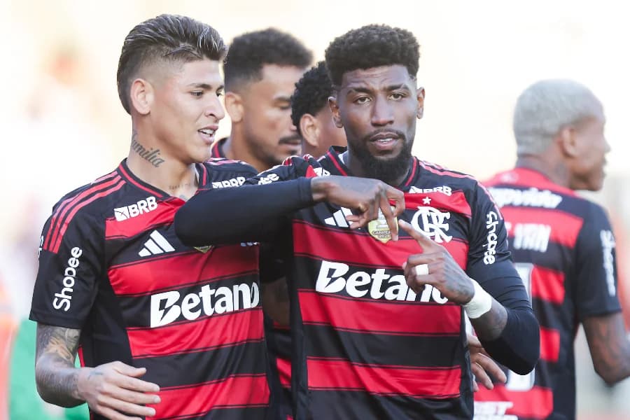 Emerson Royal comemora um dos gols da vitória rubro-negra - Gilvan de Souza/Flamengo