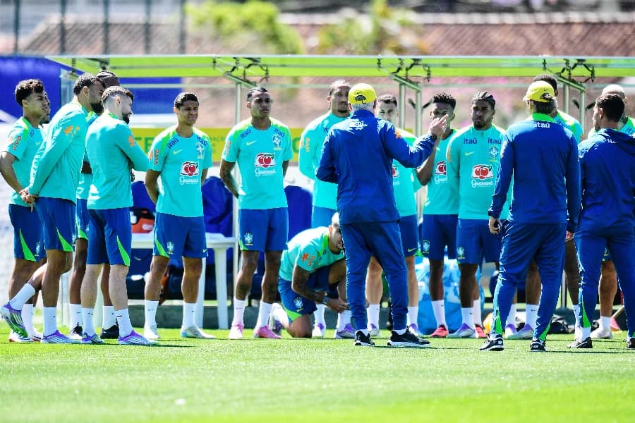 Ancelotti instrui jogadores na Granja antes do terceiro jogo a frente da seleção brasileira - Alexandre Battibugli/Placar