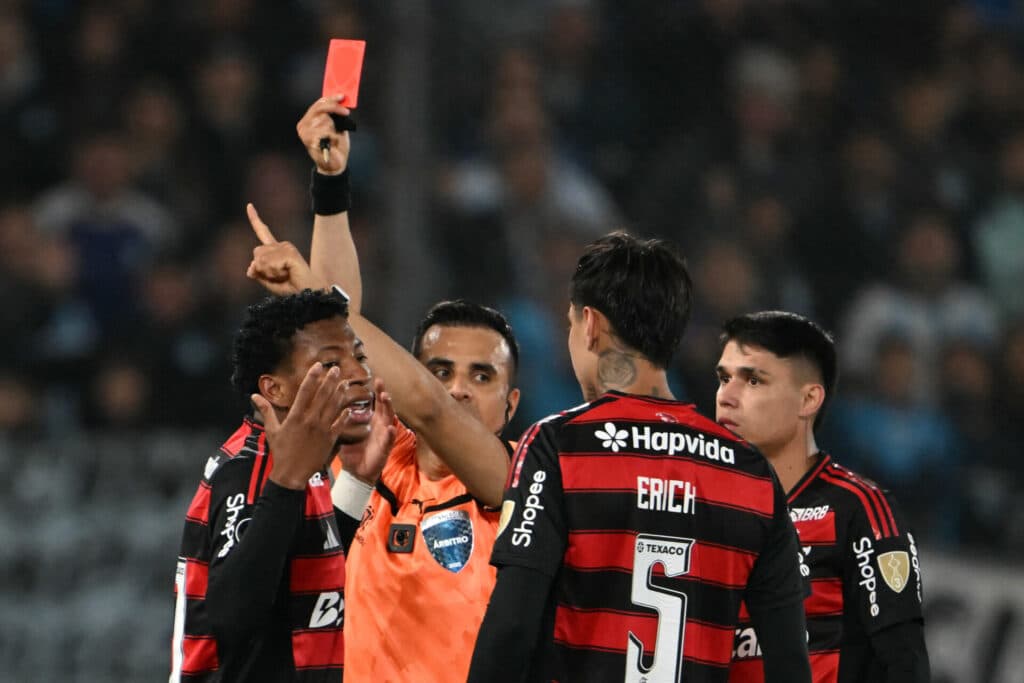 Árbitro Piero Maza expulsou o atacante Gonzalo Plata ao dez minutos do segundo tempo - Luis Robayo/AFP