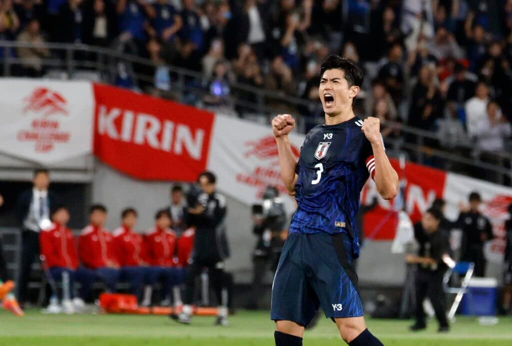 Capitão da seleção japonesa festeja vitória histórica contra o Brasil - EFE/EPA/FRANCK ROBICHON