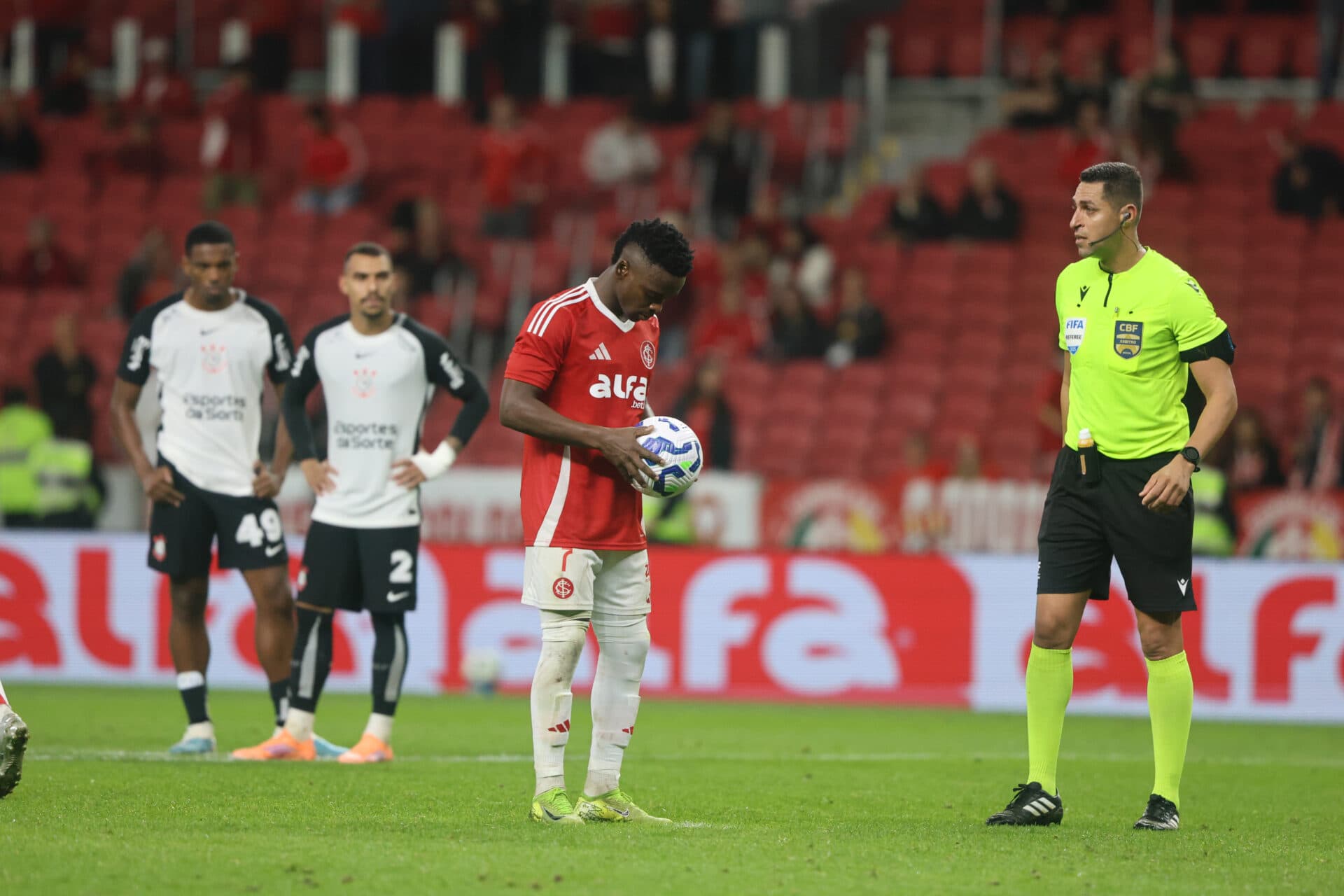 Carbonero converteu pênalti polêmico para o Inter e assegurou o empate - Ricardo Duarte / Internacional