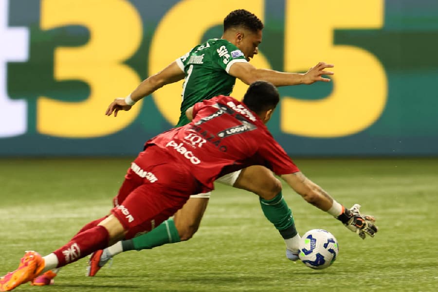 Vitor Roque driblou Gabriel Brazão e marcou segundo gol do Palmeiras contra o Santos - Cesar Greco/Divulgação/Palmeiras