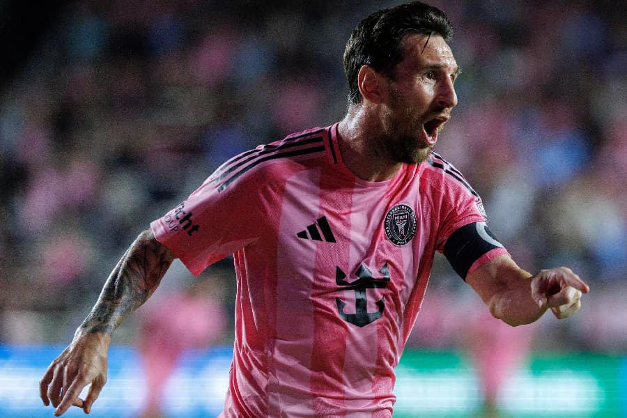 Lionel Messi tem 50 jogos e 44 gols na temporada - CRISTOBAL HERRERA-ULASHKEVICH/EFE