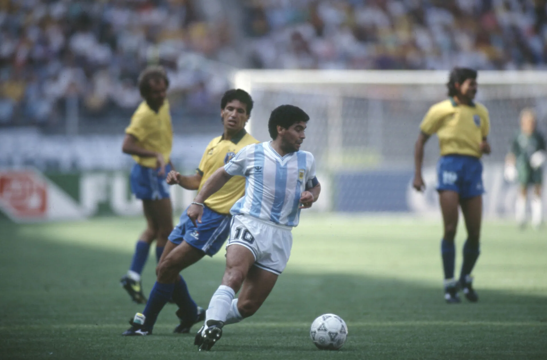 Careca, do Brasil, marca Maradona, seu amigo de Napoli, na derrota para a Argentina por 1 a 0, na Copa de 1990, em Turim - Pedro Martinelli
