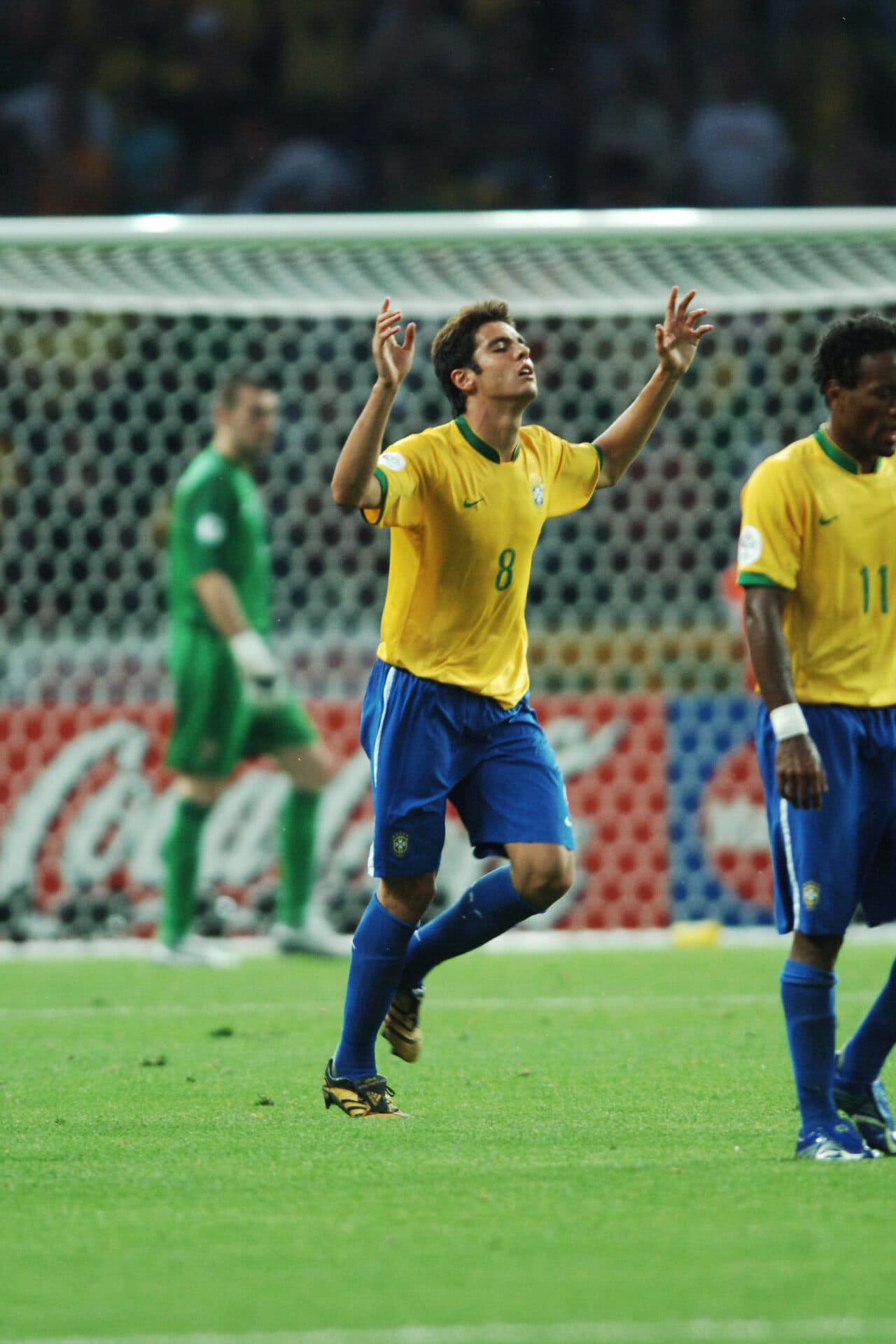 Kaká comemorando gol em jogo entre Brasil e Croácia, Copa do Mundo de Futebol, 2006.