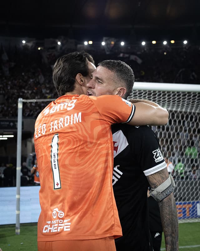 Léo Jardim e Vegetti, dois heróis da classificação vascaína - Matheus Lima/Divulgação/Vasco