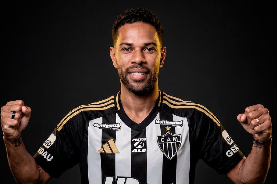 Renan Lodi veste a camisa do Galo pela primeira vez - Divulgação / Atlético
