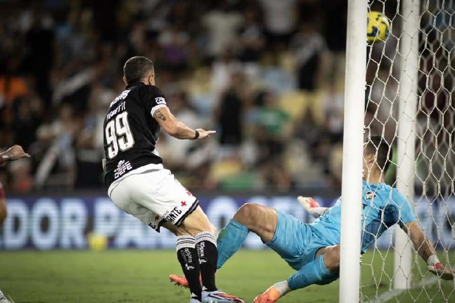 Vegetti venceu Fábio já nos acréscimos de Vasco x Fluminense no Maracanã - Matheus Lima/Divulgação/Vasco