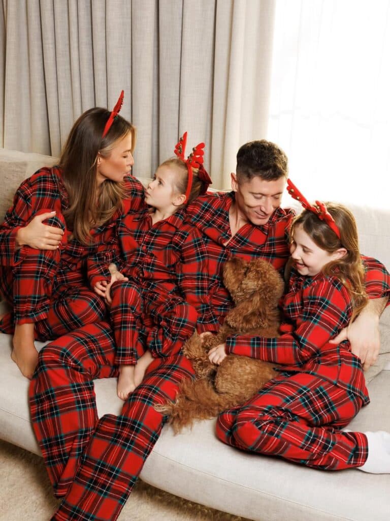 Família Lewandowski também adotou a moda do pijama xadrez - Reprodução/Instagram