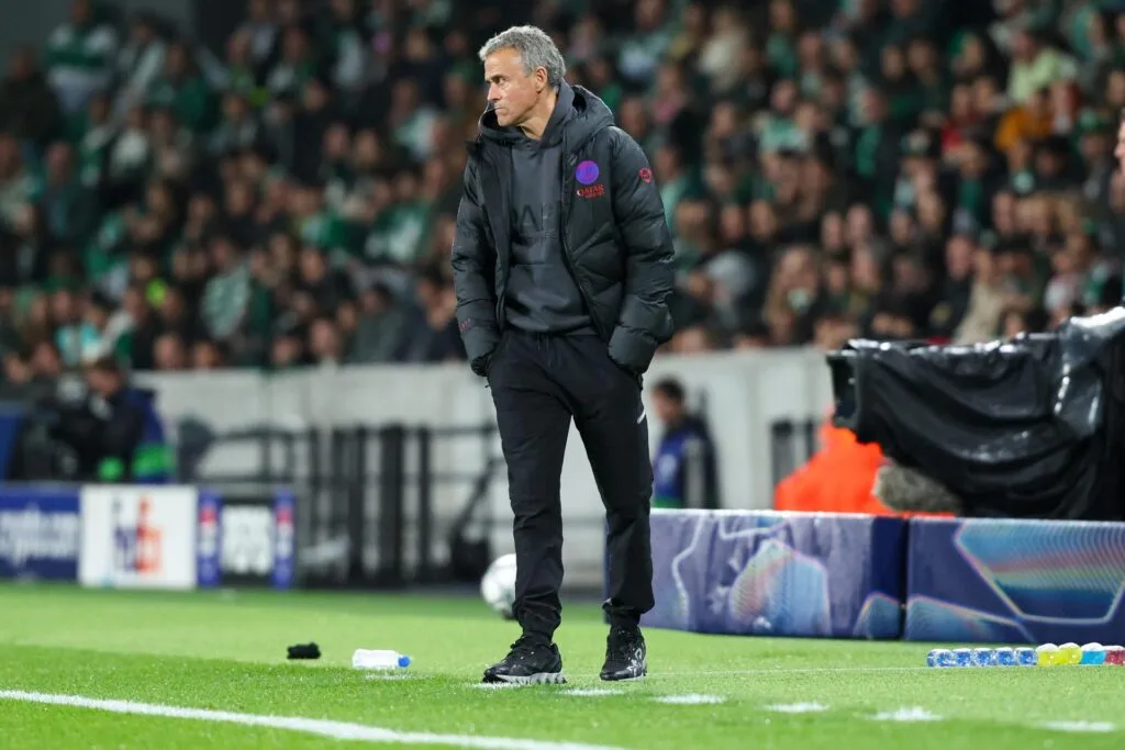Luís Enrique à beira do campo em PSG x Sporting pela Champions - EFE/EPA/ANTONIO COTRIM