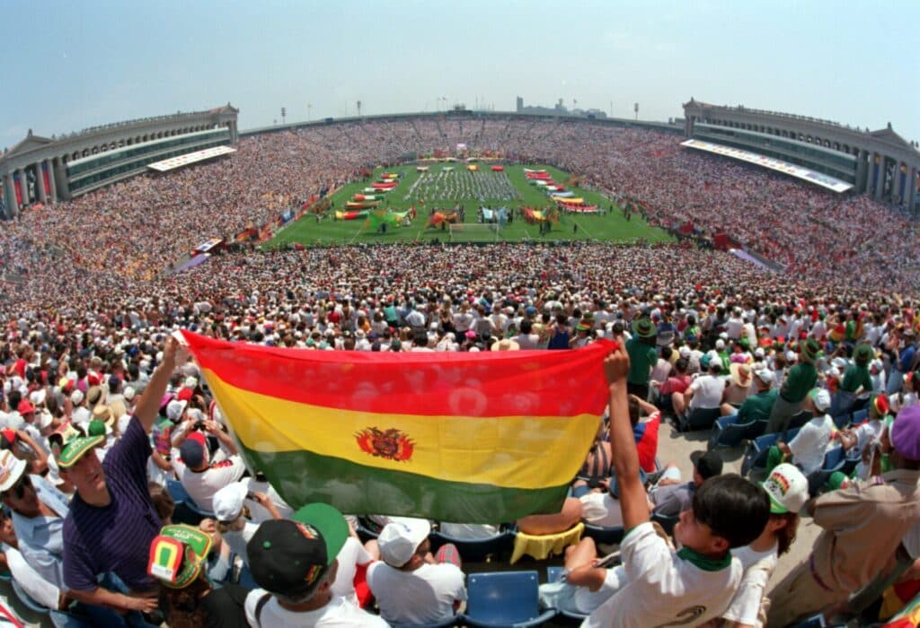 Torcida da Bolívia na Copa do Mundo de 1994 - Shaun Botterill/ALLSPORT