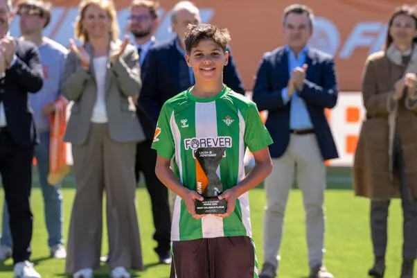 Capitão do Real Betis, Javier Secano, foi eleito o MVP do torneio - Divulgação/LaLiga