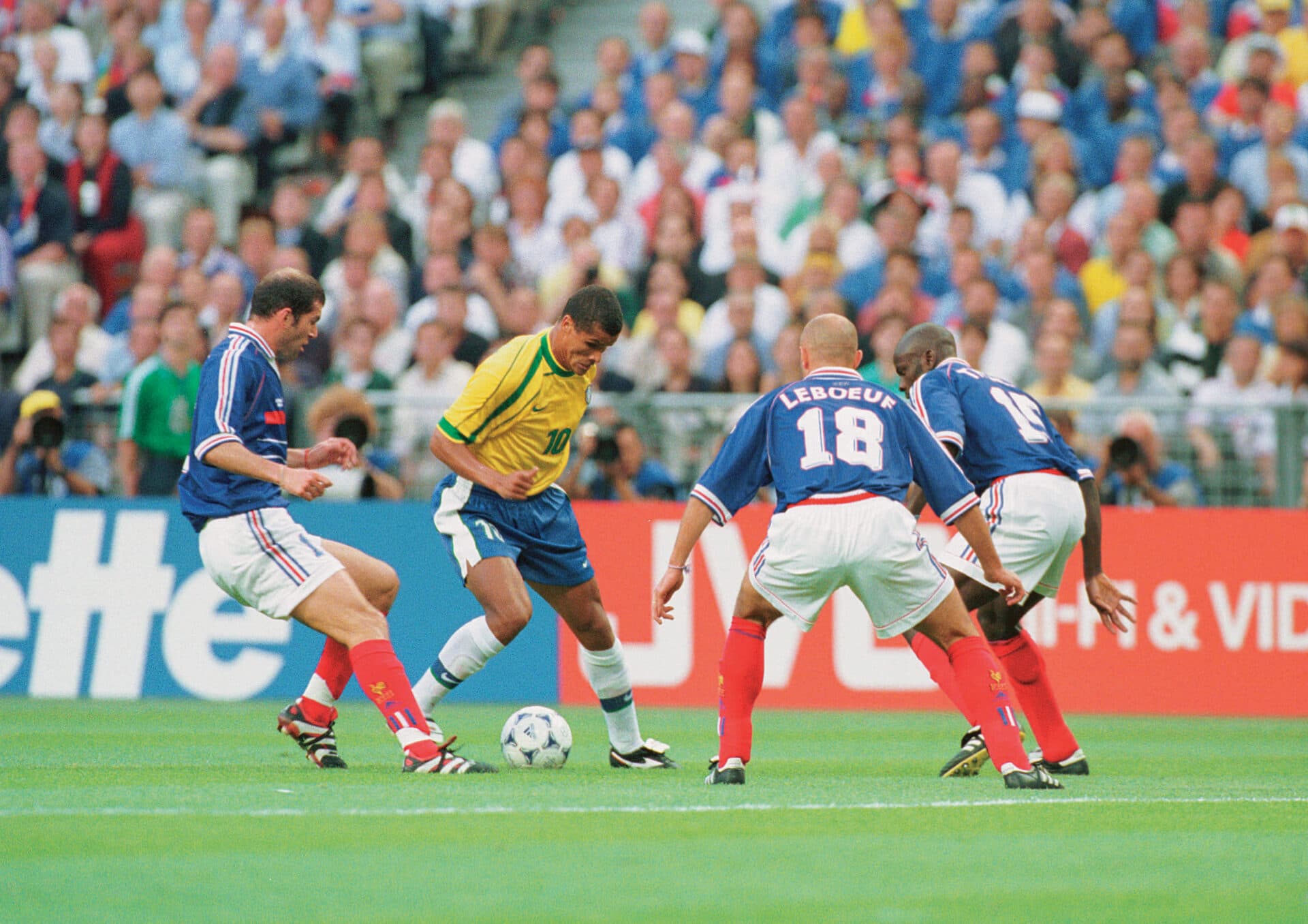 Rivaldo, do Brasil, contra Zidane, Le Boeuf e Thuram, da França, finalíssima da Copa do Mundo 1998, onde o Brasil perdeu a partida por 3 x 0, no estádio Stade de France - PLACAR