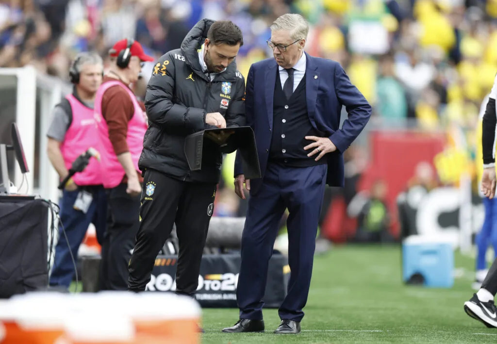 Davide e Carlo Ancelotti à beira do gramado - Rafael Ribeiro / CBF