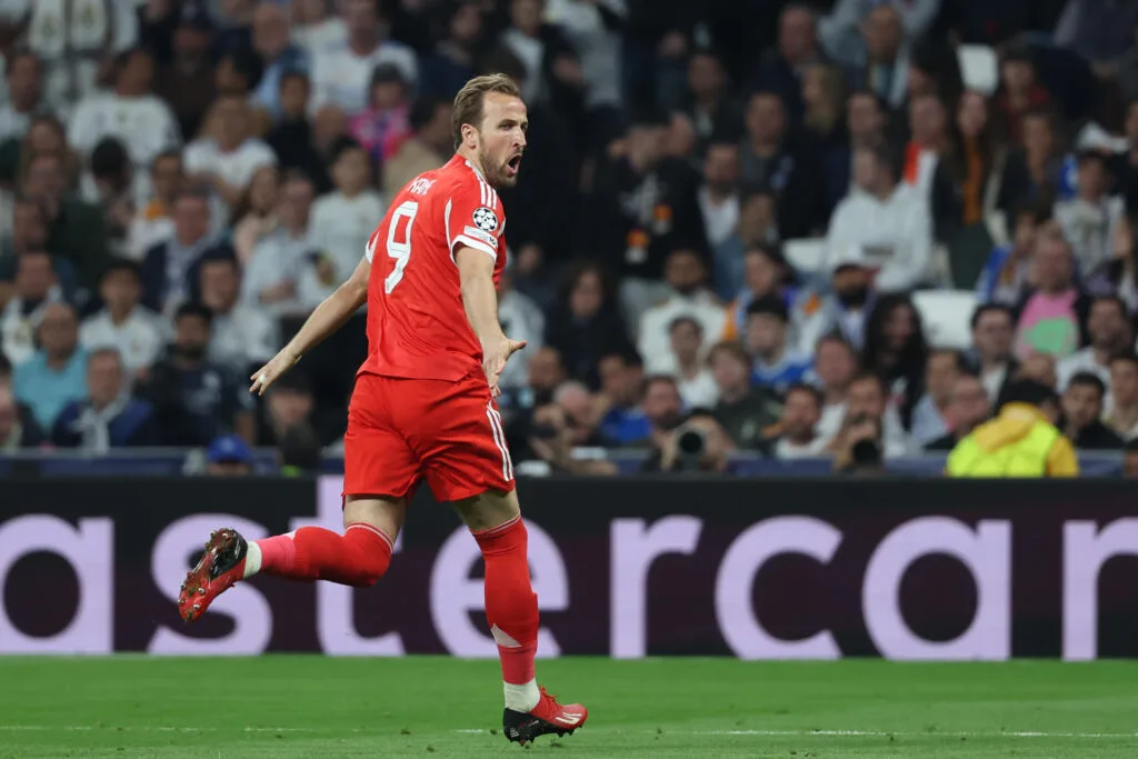 Kane comemora o segundo gol do Bayern na partida - EFE/Kiko Huesca