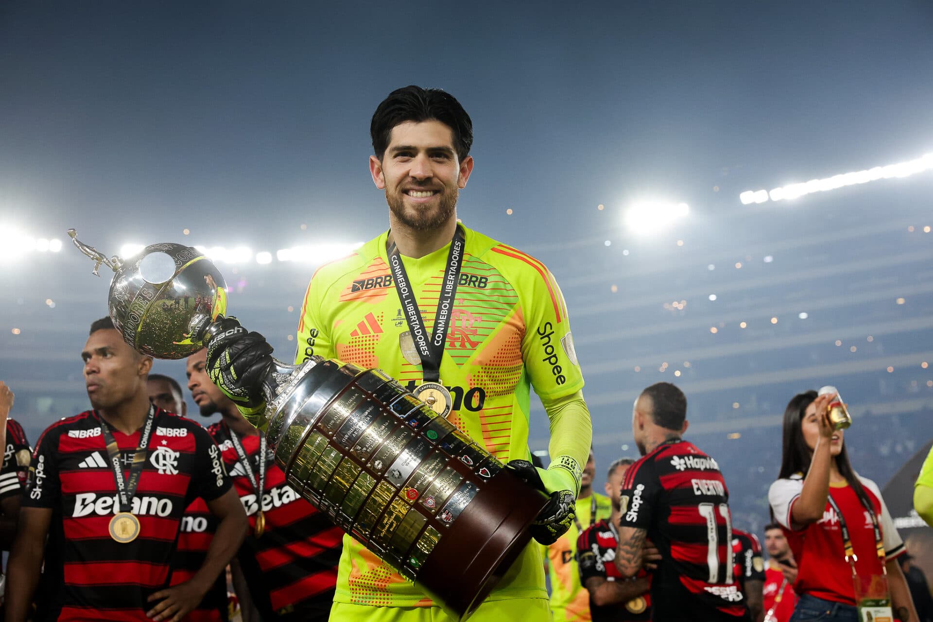 Em Lima, Rossi mostra orgulhoso a taça da Libertadores vencida contra o Palmeiras - Gilvan de Souza/Flamengo