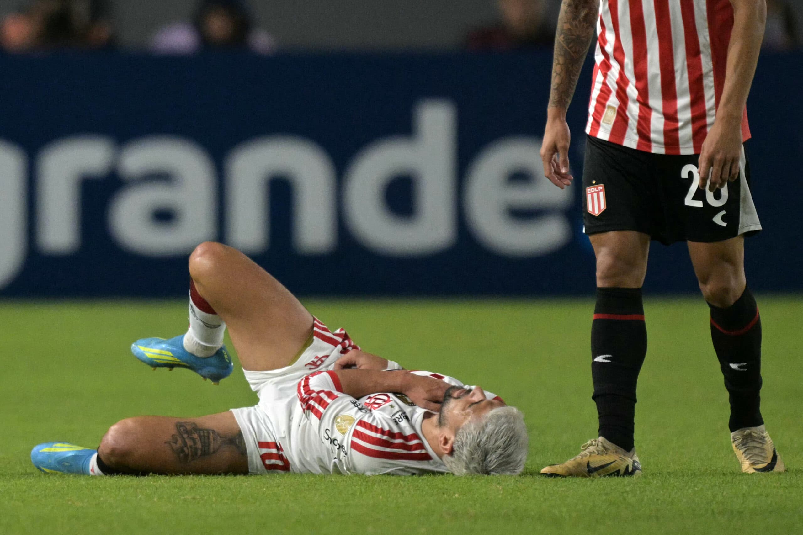 Arrascaeta, no gramado, acusa lesão na clavícula - Juan Mabromata/AFP