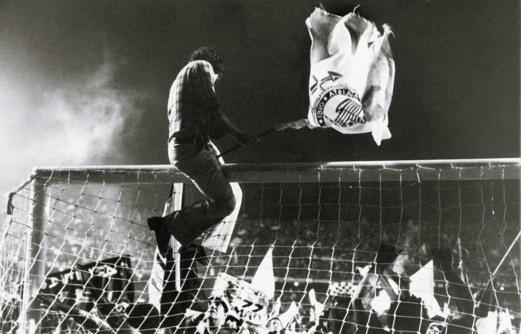 Torcedor com a bandeira do Corinthians, comemorando o título do Campeonato Paulista de Futebol de 1977 - Ronaldo Kotscho/PLACAR