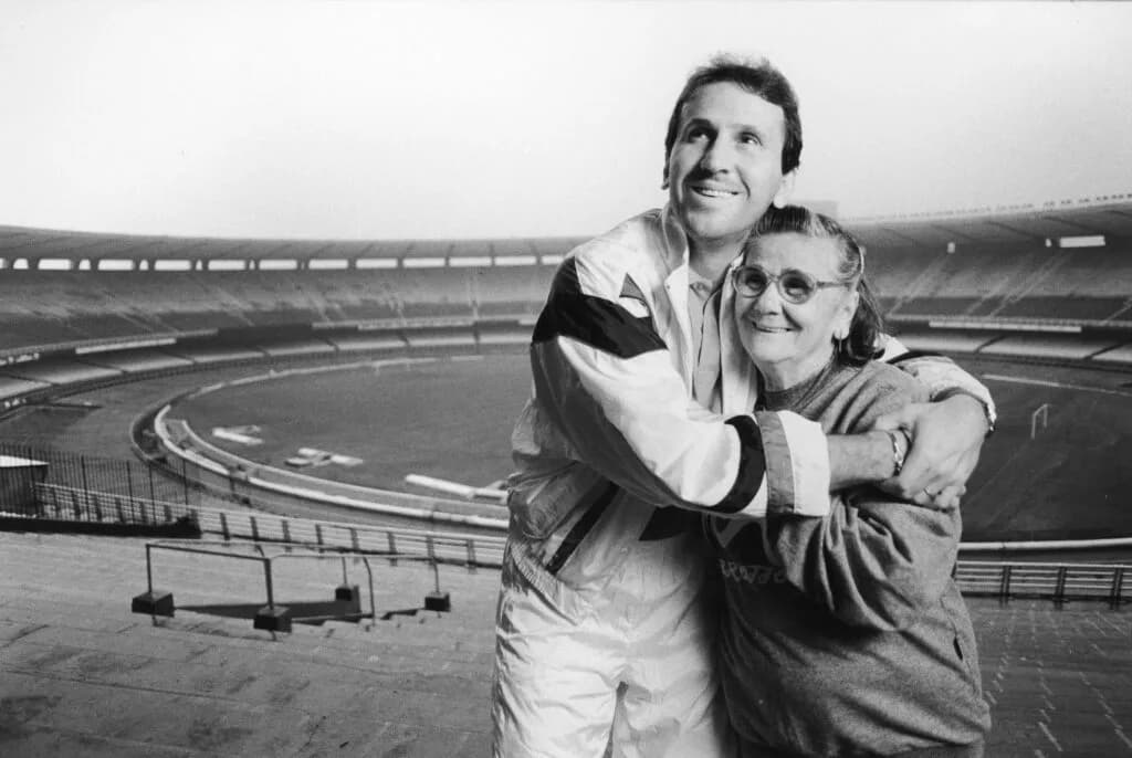 Zico e sua mãe Matilde, no Estádio do Maracanã (Alexandre Santanna/acervo PLACAR)