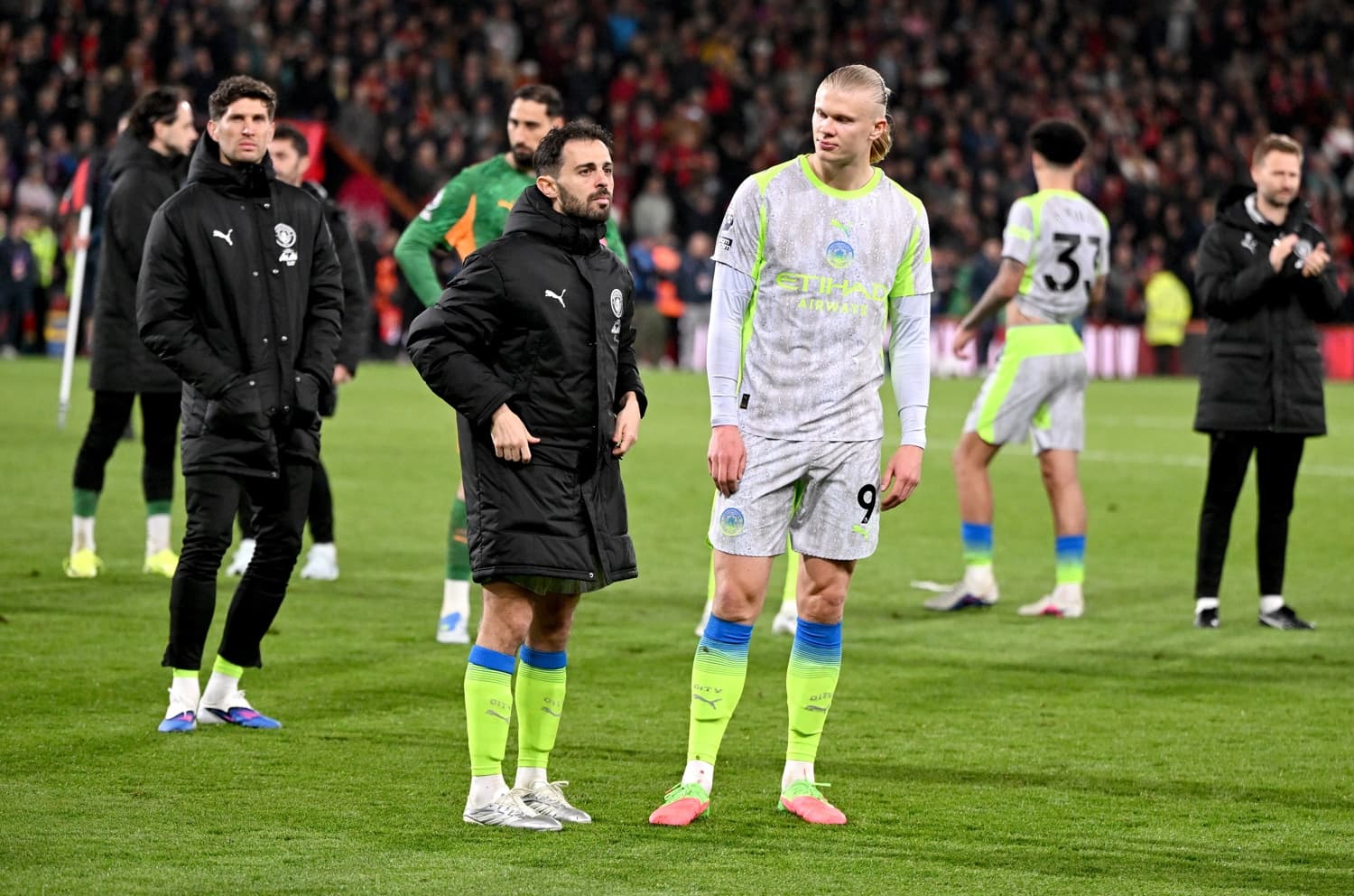 Bernardo Silva e Erling Haaland lamentam vice-campeonato do Manchester City - EFE/EPA/DANIEL HAMBURY