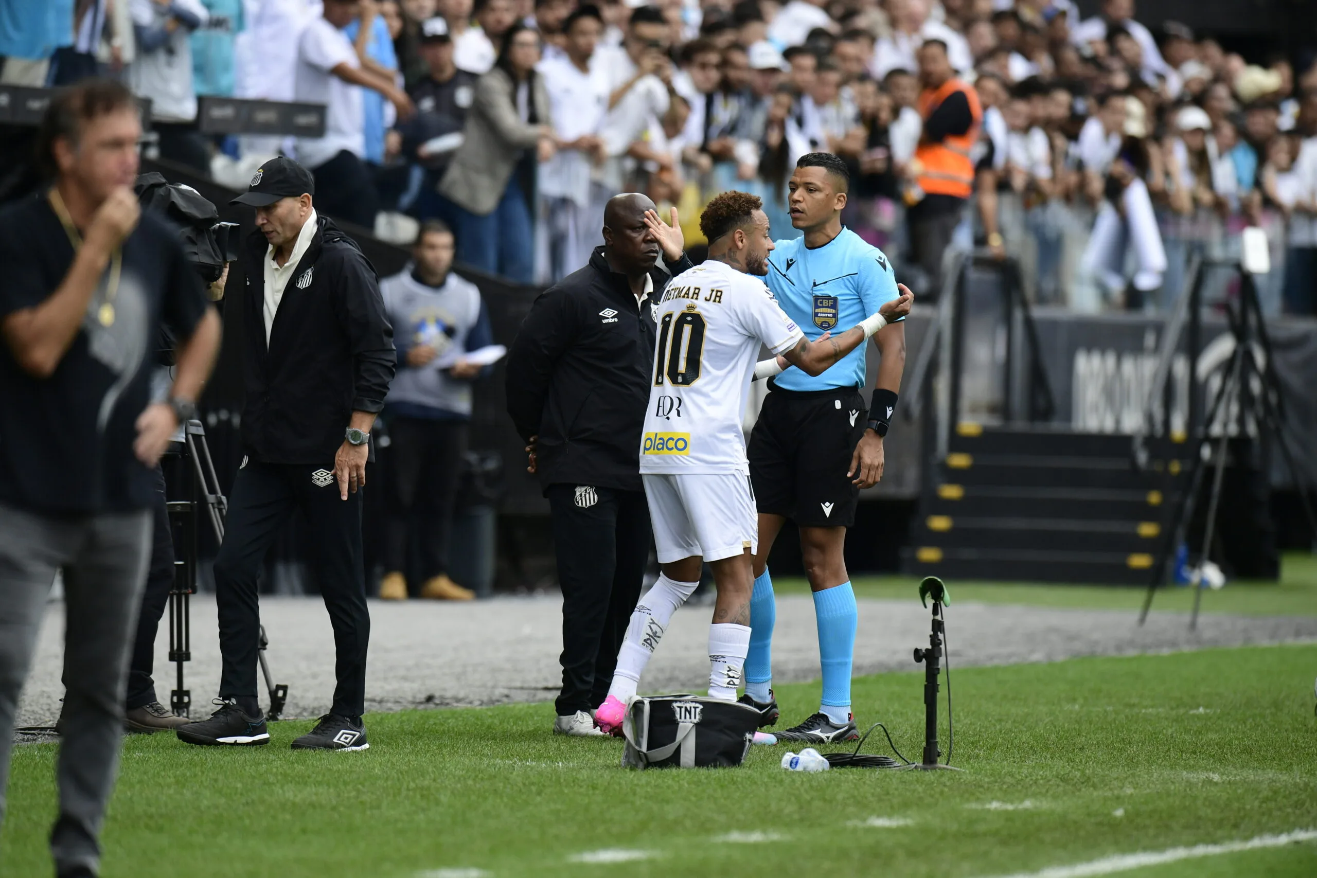Neymar em ação contra o Coritiba, na Neo Química Arena
