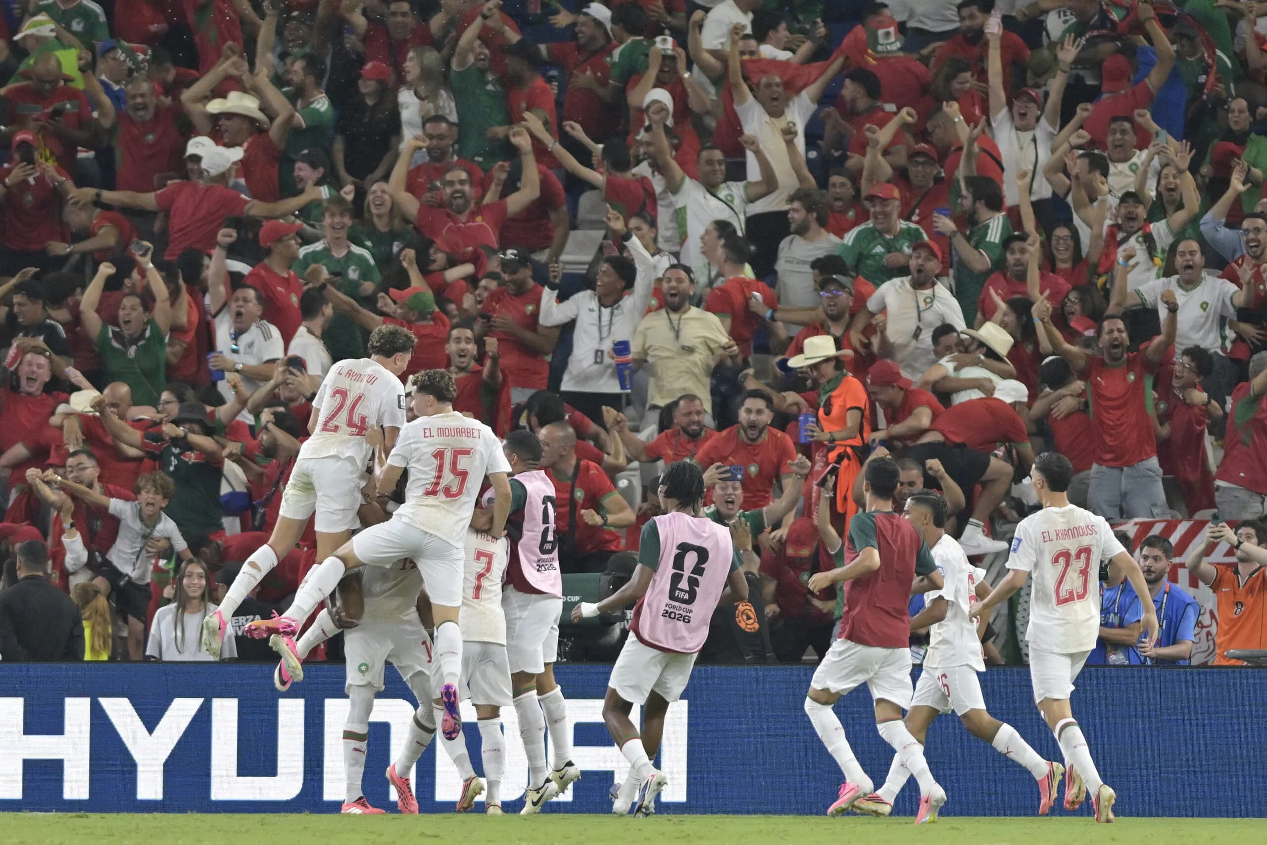 GR2041. MONTERREY (MÉXICO), 29/06/2026.- Jugadores de Marruecos celebran un gol de Issa Diop este lunes, en un partido de los dieciseisavos de final del Mundial de la FIFA 2026 entre Países Bajos y Marruecos en el estadio BBVA en Monterrey (México). EFE/ Miguel Sierra