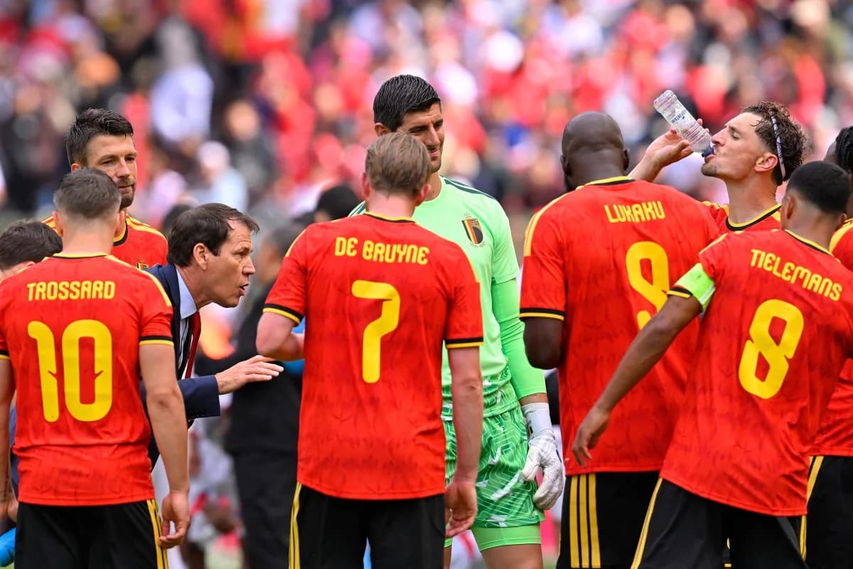 Técnico Rudi Garcia, da Bélgica, aproveita o cooling break para instruir sua equipe - John Thys/AFP