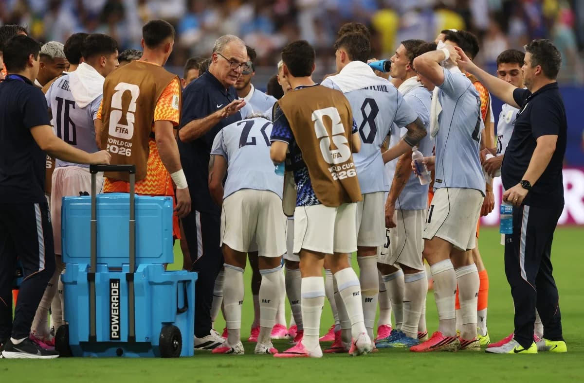 Em Miami, 'El Loco' Bielsa também utilizou a pausa obrigatória para conversar com seus jogadores - Lars Baron/Getty Images via AFP