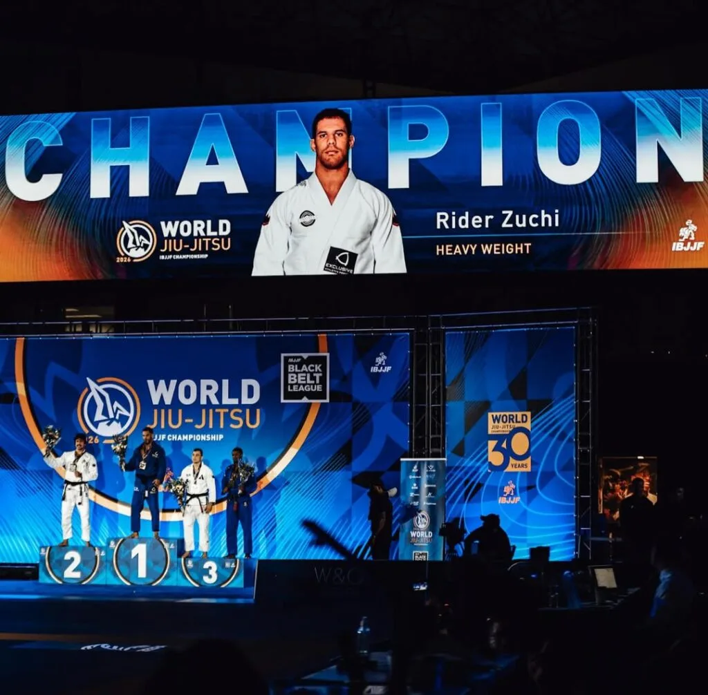 Sonho realizado: primeira colocação do atleta da Team 6 BJJ aconteceu na divisão dos pesados. Foto: Divulgação