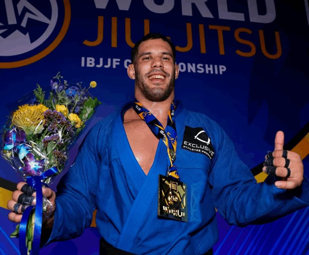 Rider Zuchi comemora a primeira medalha de ouro do Mundial, na elite do esporte. Foto: Divulgação / FloGrappling