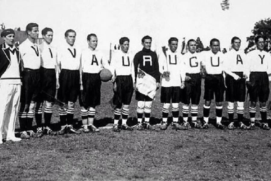 Uniforme da Bolívia na Copa do Mundo de 1930 - Reprodução/@AntiqueFootball
