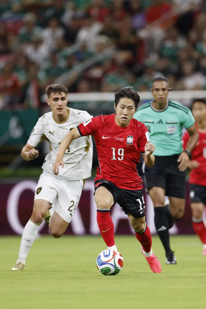 GR5054. GUADALAJARA (MÉXICO), 11/06/2026.- Lee Kang-in (d) de Corea del Sur disputa el balón con Alexandr Sojka de República Checa este jueves, en un partido del grupo A del Mundial de la FIFA 2026 en el estadio Akron en Guadalajara (México). EFE/ Francisco Guasco