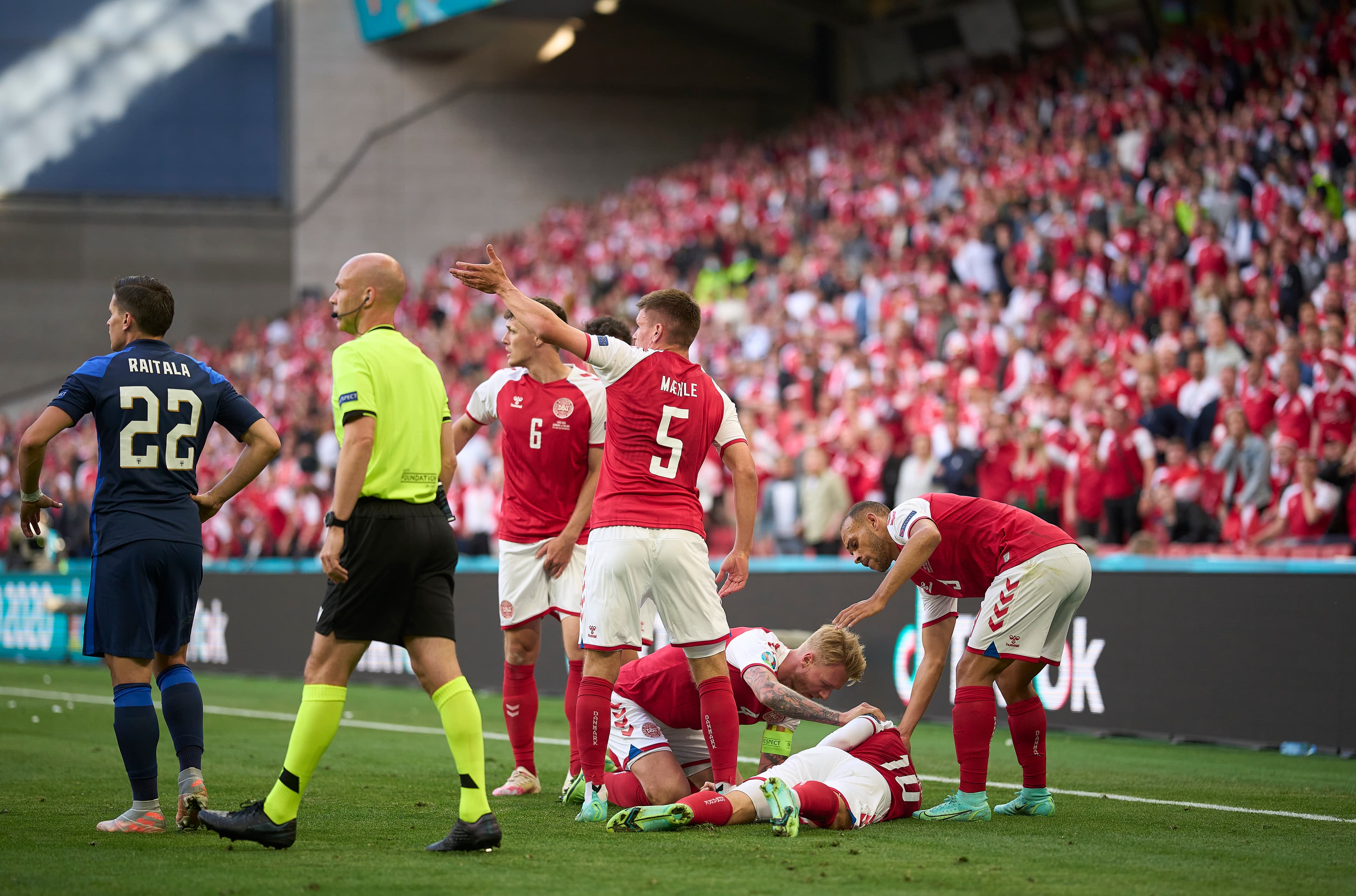 Eriksen sofreu uma parada cardíaca e precisou ser ressuscitado -