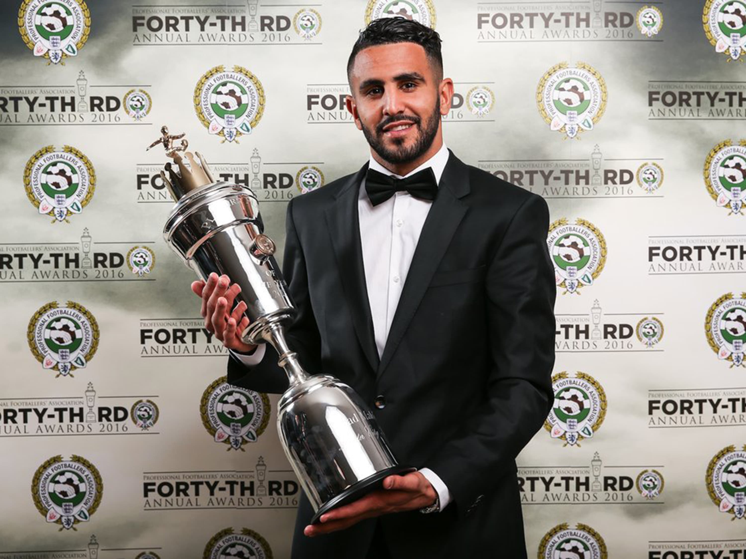 Riyad Mahrez é eleito craque do campeonato inglês