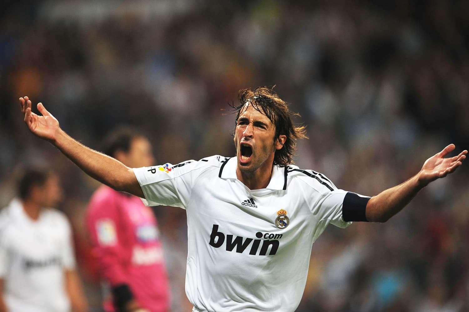 O então jogador do Real Madrid, Raúl González, comemora após marcar gol contra o Sporting - 24/09/2008